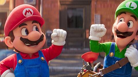 Mario (l.) und Luigi auf der großen Leinwand.