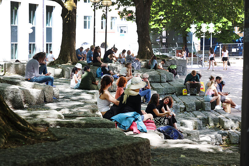 Hauptsache ein bisserl Schatten: Sommeridylle am Wasserpilzbrunnen vor der Frauenkirche.