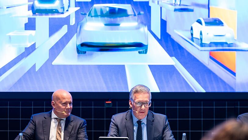 VDA-Geschäftsführer Jürgen Mindel (rechts) und der Rechtsanwalt Christian Vorländer (links) als Vertreter der Messe MÜnchen präsentieren das Konzept der bevorstehenden Automesse IAA. Die bedrängten deutschen Hersteller wollen ein "Signal der Zuversicht" senden.