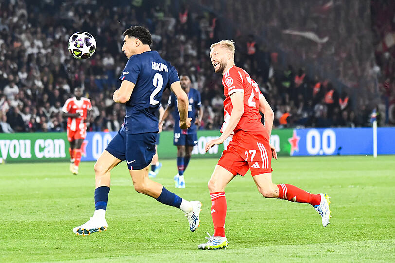 Szene aus dem Halbfinal-Hinspiel: Achraf Hakimi (l.) im Kampf um den Ball mit Konrad Laimer.