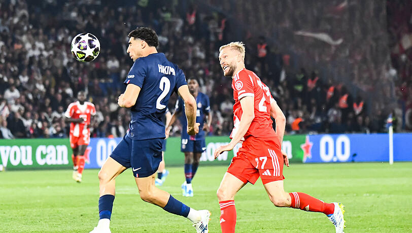 Szene aus dem Halbfinal-Hinspiel: Achraf Hakimi (l.) im Kampf um den Ball mit Konrad Laimer.