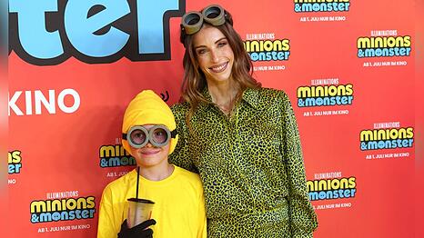 Cathy Hummels hatte in Person von Sohn Ludwig ihren ganz pers&ouml;nlichen "Minion" dabei.