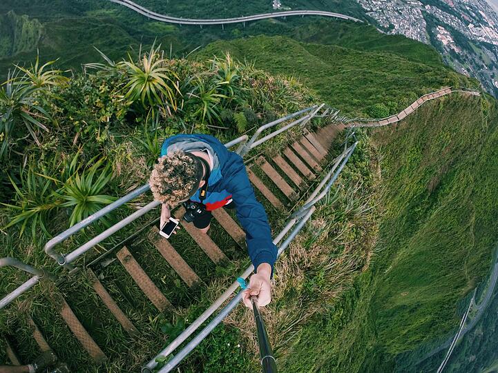 Genauso stellt man sich den "Stairway to Heaven" vor - wie die Ha'ikū-Stairs auf O'ahu. Etwa 3.900 Stufen f&uuml;hren steil durch dichten Dschungel einen Berg hinauf, der eine spektakul&auml;re Aussicht &uuml;ber die Insel bietet. Doch die Haiku-Treppe ist l&auml;ngst gesperrt und an vielen Stellen besch&auml;digt oder abgebaut - was Abenteuerlustige und Selfie-J&auml;ger nicht davon abh&auml;lt, sie trotzdem zu betreten.