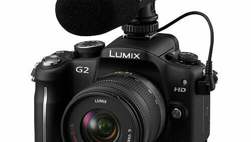Die auf der Photokina vorgestellte Systemkamera Lumix GH2 von Panasonic hat einen externen Mikrofonanschluss, so dass HD-Videos auch mit Stereosound aufgenommen werden können Die auf der Photokina vorgestellte Systemkamera Lumix GH2 von Panasonic hat einen externen Mikrofonanschluss, so dass HD-Videos auch mit Stereosound aufgenommen werden können