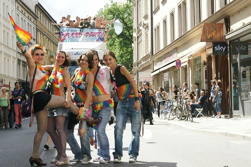 Kundgebung und Umzug wurden von tausenden Schaulustigen begleitet. Nach Angaben eines Polizeisprechers beobachteten knapp 50 000 Menschen das bunte Treiben.