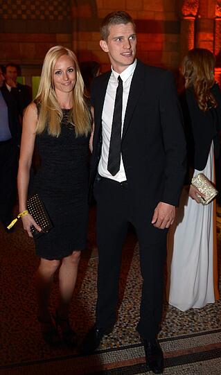 Weniger ausgelassen geht es bei den Dortmundern zur Seite. Hier Sven Bender mit seiner Simone Dettendorfer.