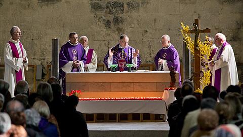 In der Kathedrale der Gemeinde Digne-les-Bains haben am Samstag Hunderte Menschen der Opfer des Flugzeugabsturzes vom Dienstag gedacht.