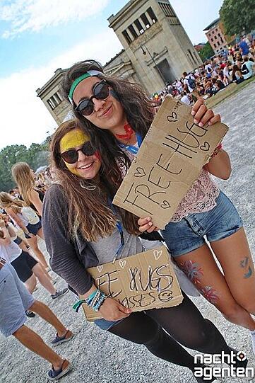 Etliche Musikbegeisterte tummelten sich am Samstag beim "Oben Ohne Open Air" auf dem Königsplatz.