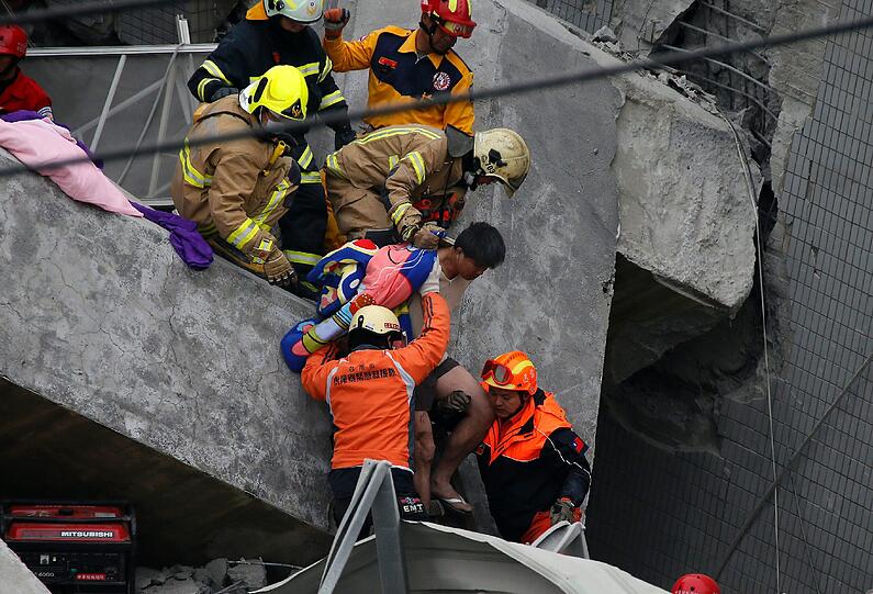 Bei einem schweren Erdbeben in Taiwan kamen mindestens fünf Menschen ums Leben, zahlreiche wurden verletzt. Rettungskräfte suchen seit den Morgenstunden nach Verschütteten.