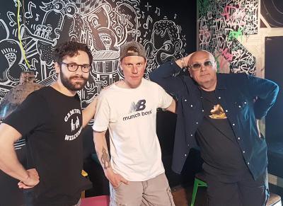 Benjamin Lipp von Gamers Welcome, Florian Falterer und der Künstler Tibor Bozi (von links) im Riffraff.
