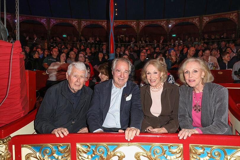 Peter Weck und Friedrich von Thun mit Alice und Ellen Kessler