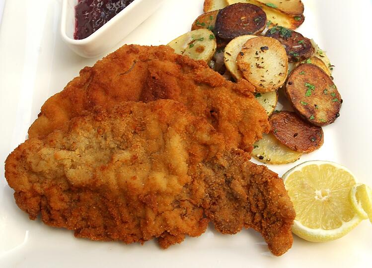 Schnitzel mit Bratkartoffeln: Eine perfekte Kombination (Symbolbild).