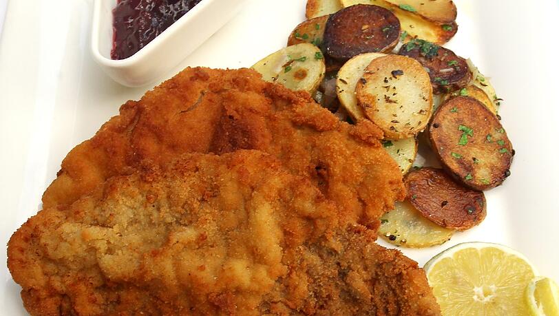 Schnitzel mit Bratkartoffeln: Eine perfekte Kombination (Symbolbild). Schnitzel mit Bratkartoffeln: Eine perfekte Kombination (Symbolbild).