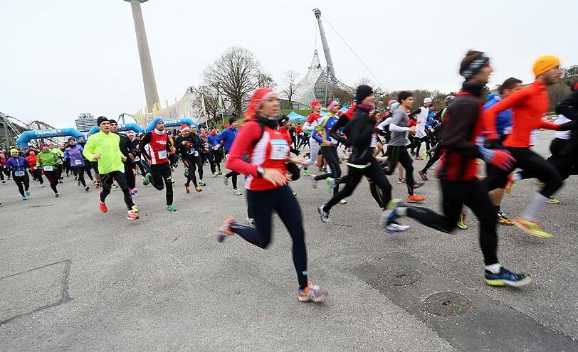 Etwa 1500 Teilnehmer rannten mit beim Nikolauslauf im Olympiapark.