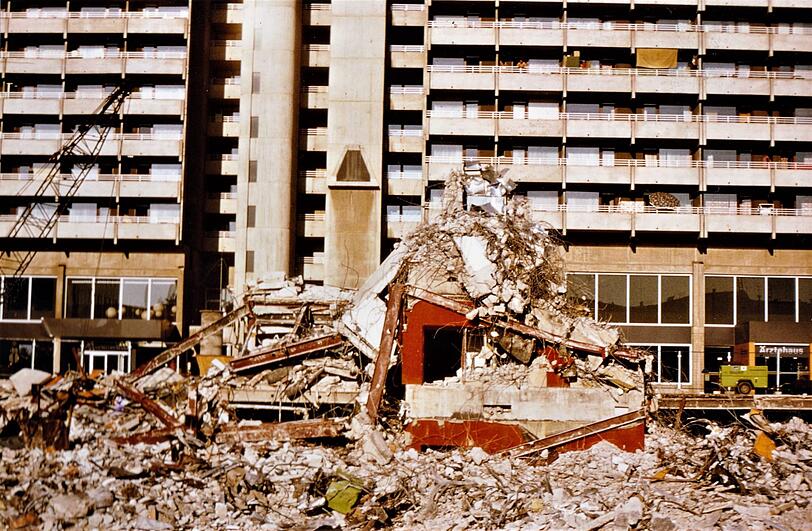 April 1979: Das Schwabylon wird abgerissen &ndash; die planerische Utopie eines Freizeit-Palastes im Norden Schwabings wird dem Erdboden gleichgemacht.