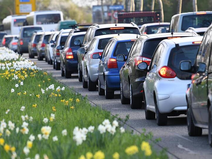 Der ADAC warnt vor Belastungen für Pendler durch eine mögliche CO2-Steuer.