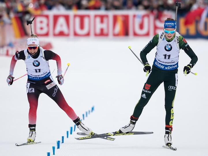 Franziska Preuß (r) setzt sich im Schlusssprint gegen die Norwegerin Ingrid Landmark Tandrevold durch.