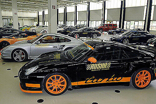 Die Luxus-Rallye endete in einer Lagerhalle in Poing - ein Teil der sichergestellten Sportwagen