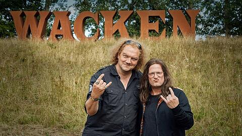 Charly Hübner (l.) und Aurel Manthei drehen "The Legend of Wacken".