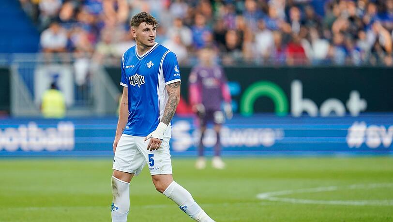 Darmstadts Matej Maglica verlässt nach seiner roten Karte das Spielfeld.