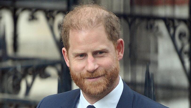Prinz Harry nach dem zweiten Verhandlungstag am Dienstag beim Verlassen des Gerichts.