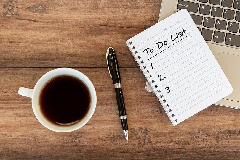 To-do-Listen sind hilfreich, aber nur dann, wenn nicht zu viel draufsteht! Erfolgserlebnisse sind das erklärte Ziel. Wer es mit den guten Vorsätzen übertreibt, muss dagegen mit Frust und dem blöden Gefühl des Versagens rechnen. Auf dem Zettel sollte nur ein realistisches, eher kleines Pensum aufgelistet sein, unterteilt nach Priorität. To-do-Listen sind hilfreich, aber nur dann, wenn nicht zu viel draufsteht! Erfolgserlebnisse sind das erklärte Ziel. Wer es mit den guten Vorsätzen übertreibt, muss dagegen mit Frust und dem blöden Gefühl des Versagens rechnen. Auf dem Zettel sollte nur ein realistisches, eher kleines Pensum aufgelistet sein, unterteilt nach Priorität.