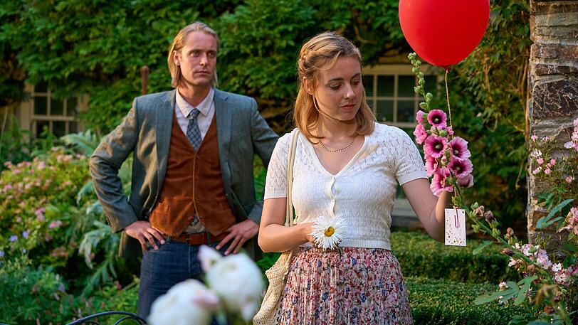 Gwen (Meriel Hinsching) und Gärtnereibesitzer Joey (Bernd-Christian Althoff) finden einen Luftballon mit einer rührenden Nachricht von Lennards Tochter. Gwen (Meriel Hinsching) und Gärtnereibesitzer Joey (Bernd-Christian Althoff) finden einen Luftballon mit einer rührenden Nachricht von Lennards Tochter.