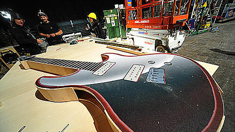 Für jeden Show-Act gibt&rsquo;s ein eigenes Bühnenbild: Diese Gitarre aus Holz dreht sich beim &bdquo;Wetten, dass..?&ldquo;-Auftritt von &bdquo;I kissed a Girl&ldquo;-Sängerin Katy Perry.