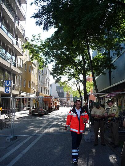 Schwabing am Tag nach der Bombensprengung: Die Spuren der Detonation sind deutlich zu erkennen. Im Laufe des Vormittags werden die Schäden an den Gebäuden der Umgebung erfasst.