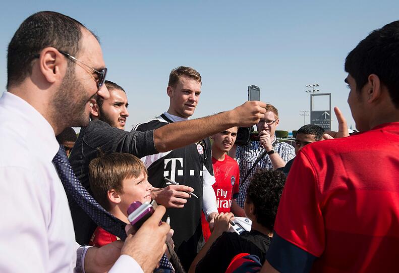 Heiß begehrt: Fans versuchen eine Autogramm von Bayern Torwart Manuel Neuer zu bekommen.