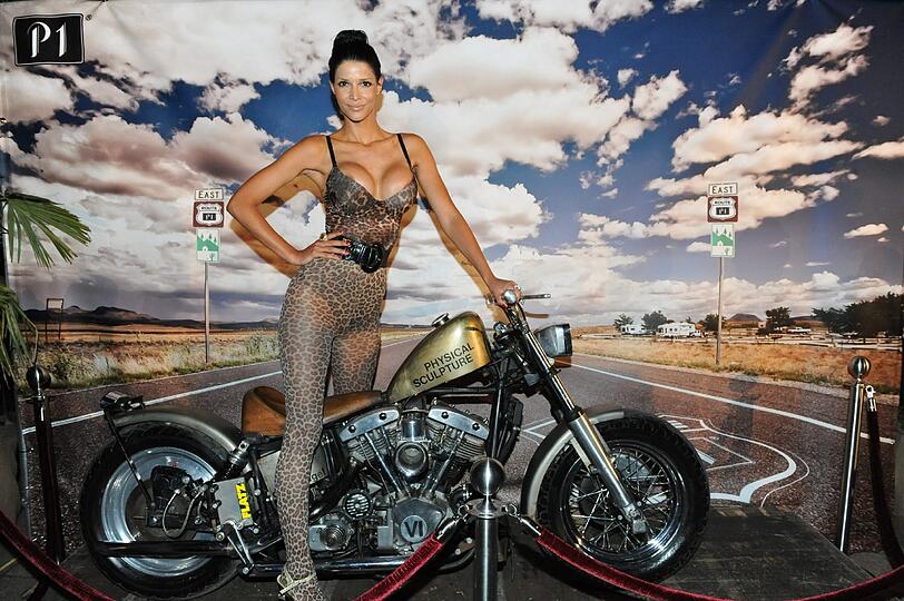 ...aber natürlich posiert Micaela mit der Harley.