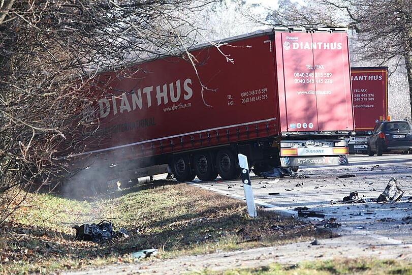 Der 21-Jährige kam auf Höhe eines Waldstücks nahe Reichertsheim (Landkreis Mühldorf am Inn) von der Fahrbahn ab und geriet in den Gegenverkehr.