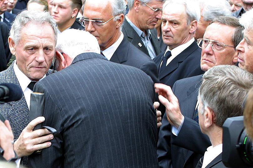 Meistertrainer Peter Radenkovic (links) bei der Beerdigung, dahinter Franz Beckenbauer.