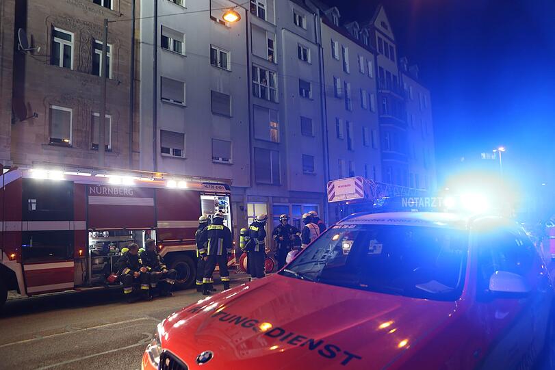 Die Feuerwehr fand in einem Bordell in Nürnberg eine tote Frau - die Bilder vom Einsatz.