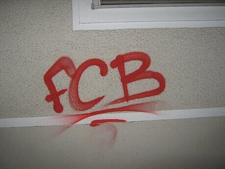 Diese Schmierereien kommen drei Bayern-Fans teuer zu stehen.