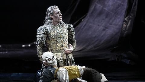 Ein Prachtexemplar von Mann, doch leider schon tot: Erwin Schrott als Procida in &bdquo;Les Vepres siciliennes&ldquo; im Nationaltheater.