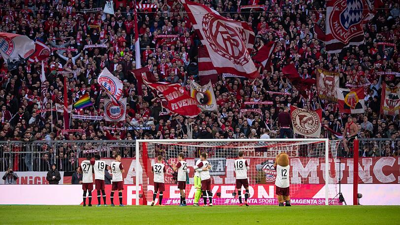 Bayern München - FC Augsburg, 25. Spieltag in der Allianz Arena. Die Spieler von München jubeln nach dem Spiel.