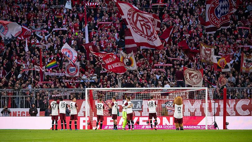 Bayern München - FC Augsburg, 25. Spieltag in der Allianz Arena. Die Spieler von München jubeln nach dem Spiel. Bayern München - FC Augsburg, 25. Spieltag in der Allianz Arena. Die Spieler von München jubeln nach dem Spiel.