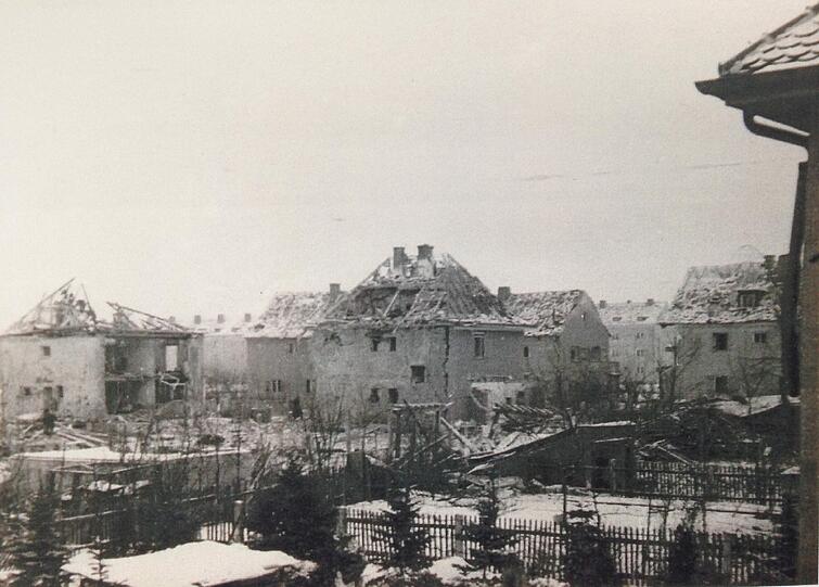 Die Helmpertstraße in Laim im Februar 1945.