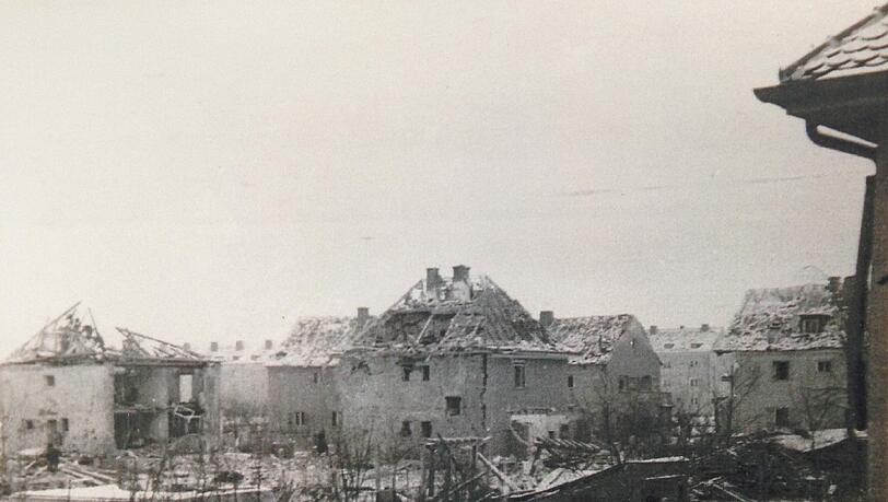 Die Helmpertstraße in Laim im Februar 1945. Die Helmpertstraße in Laim im Februar 1945.