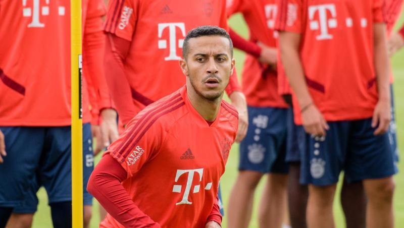 Thiago vom FC Bayern München wärmt sich auf. Foto: Matthias Balk/Archiv Thiago vom FC Bayern München wärmt sich auf. Foto: Matthias Balk/Archiv