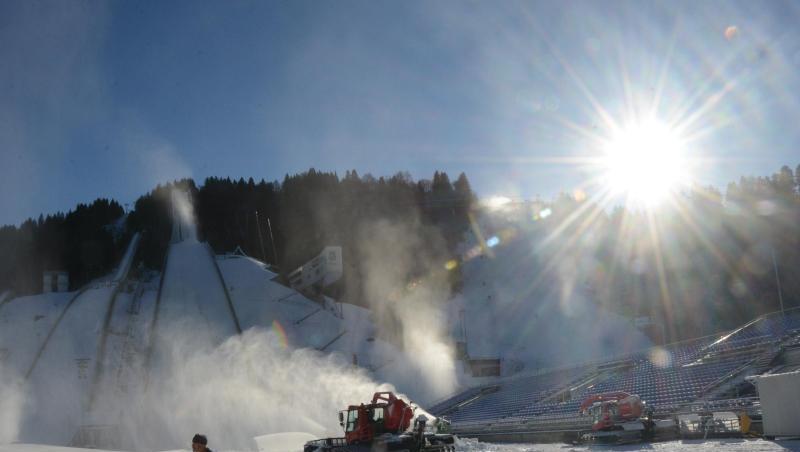 Ein Mann steht am Fuß der großen Skisprungschanze vor einer Beschneiungsanlage. Foto: Hartmut Reeh Ein Mann steht am Fuß der großen Skisprungschanze vor einer Beschneiungsanlage. Foto: Hartmut Reeh