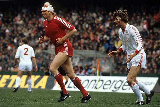Dieter Hoeneß (Bayern, li.) neben Alois Reinhardt (Nürnberg) Dieter Hoeneß (Bayern, li.) neben Alois Reinhardt (Nürnberg)