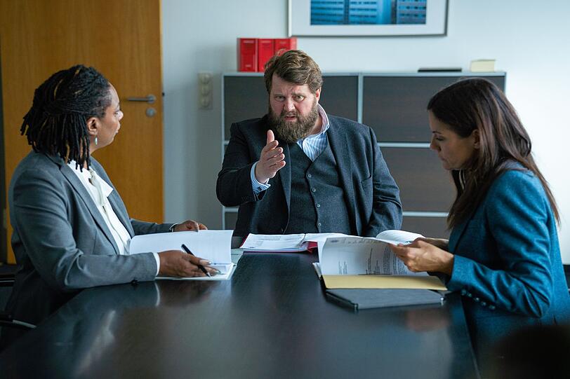 Benni Hornberg (Antoine Monot) ist der Pflichtverteidiger des vermeintlichen Täters Mark Liffert. Er beantragt bei Richterin C. Rodriguez (Dalila Abdallah, links) und Staatsanwältin Claudia Strauss (Bettina Zimmermann) aus Mangel an Beweisen und ersichtlichem Motiv die Freilassung Lifferts aus der U-Haft. Die Frauen sehen die Sache allerdings anders. Benni Hornberg (Antoine Monot) ist der Pflichtverteidiger des vermeintlichen Täters Mark Liffert. Er beantragt bei Richterin C. Rodriguez (Dalila Abdallah, links) und Staatsanwältin Claudia Strauss (Bettina Zimmermann) aus Mangel an Beweisen und ersichtlichem Motiv die Freilassung Lifferts aus der U-Haft. Die Frauen sehen die Sache allerdings anders.