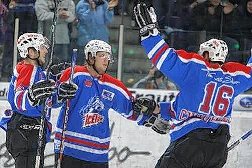 Befreiungsschlag und endlich Heimsieg: Morten Ask (Mitte) lässt sich nach seinem 3:1 gegen Mannheim von seinen Kollegen Paul Albers (l.) und Eric Chouinard feiern.