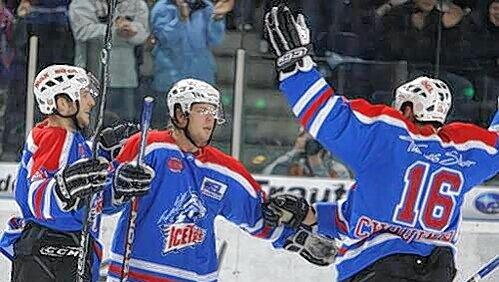 Befreiungsschlag und endlich Heimsieg: Morten Ask (Mitte) lässt sich nach seinem 3:1 gegen Mannheim von seinen Kollegen Paul Albers (l.) und Eric Chouinard feiern. Befreiungsschlag und endlich Heimsieg: Morten Ask (Mitte) lässt sich nach seinem 3:1 gegen Mannheim von seinen Kollegen Paul Albers (l.) und Eric Chouinard feiern.
