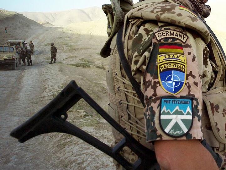 Bei einem Selbstmordanschlag in Nordafghanistan ist am Donnerstag ein Bundeswehrsoldat getötet worden.