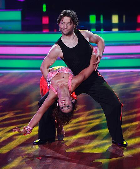 Die Promis bei Let's Dance geben Gas, zeigen immer mehr nackte Haut, immer gewagtere Outfits - sehen Sie hier die heißen Bilder...