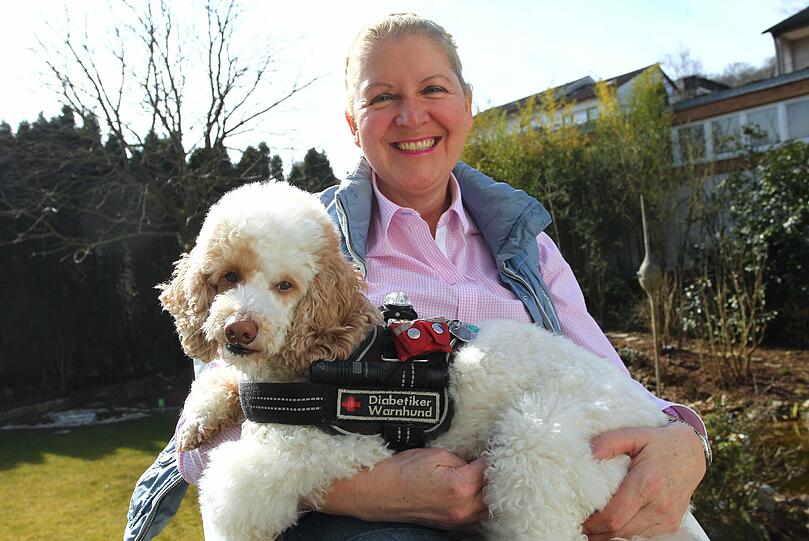 Annegret Pross und ihr Assistenzhund Rocket.