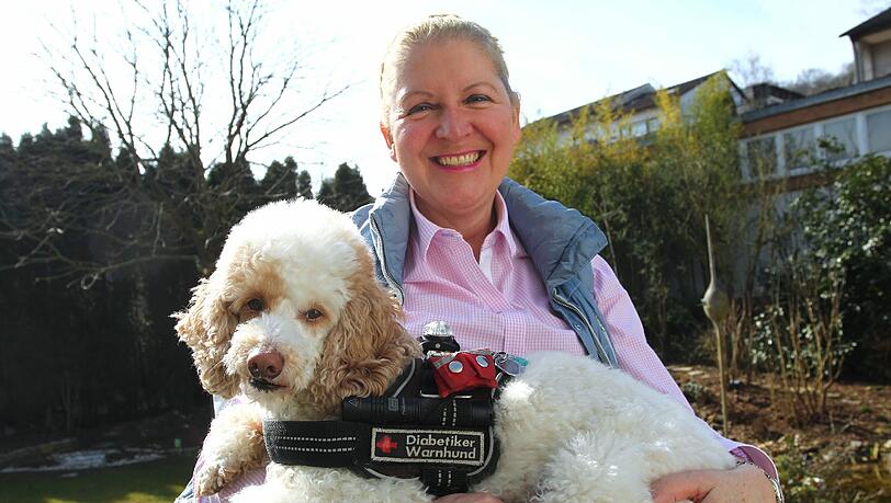 Annegret Pross und ihr Assistenzhund Rocket. Annegret Pross und ihr Assistenzhund Rocket.